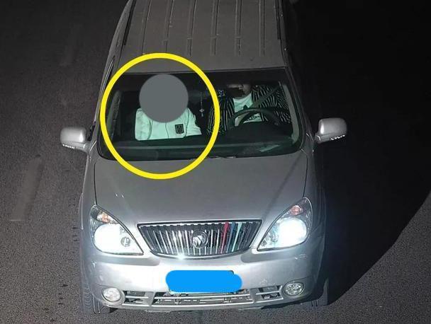 莫须有！14岁男孩“没系安全带”不能上学交警：信息录入错误！完美平台 完美电竞APP(图3)