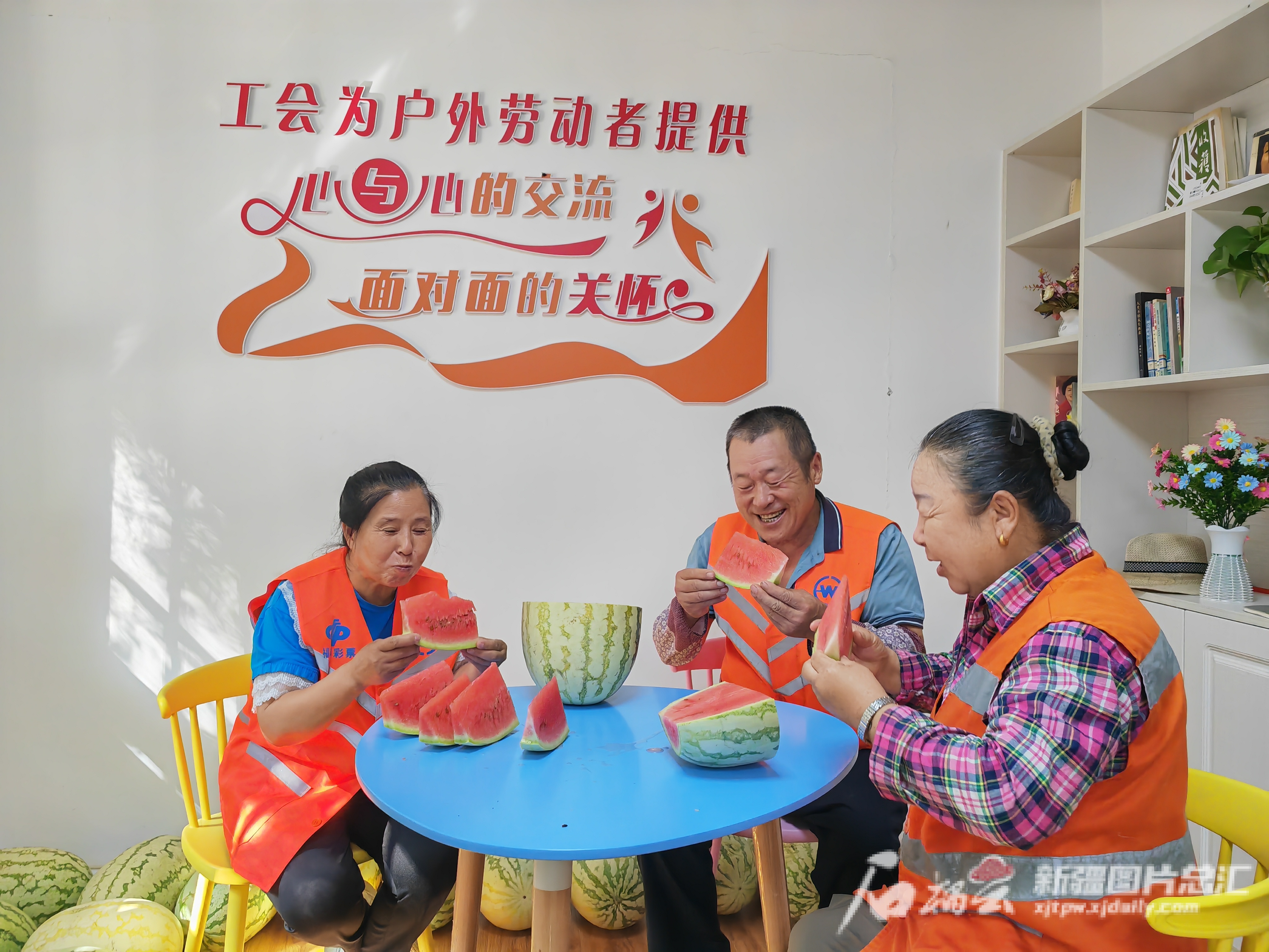 昌吉州：百余座服务站成为户外劳动者的“暖心之家”完美 世界电竞 完美电竞(图1)