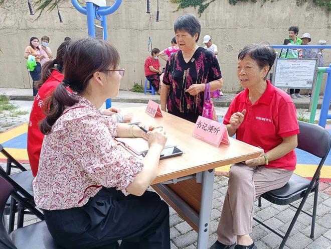 完美电竞 完美电竞平台理发、量血压、法律咨询……宝山这个街道开展便民志愿服务活动(图3)