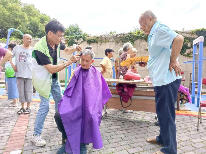 完美电竞 完美电竞平台理发、量血压、法律咨询……宝山这个街道开展便民志愿服务活动(图1)