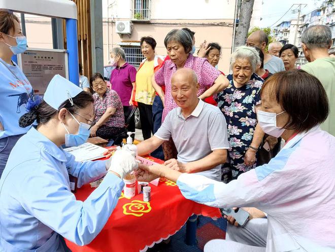 完美电竞 完美电竞平台理发、量血压、法律咨询……宝山这个街道开展便民志愿服务活动(图2)