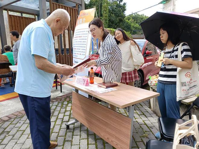 完美电竞 完美电竞平台理发、量血压、法律咨询……宝山这个街道开展便民志愿服务活动(图5)
