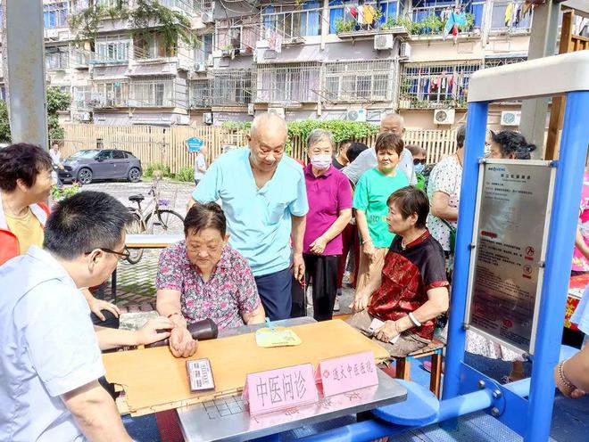 完美电竞 完美电竞平台理发、量血压、法律咨询……宝山这个街道开展便民志愿服务活动(图4)